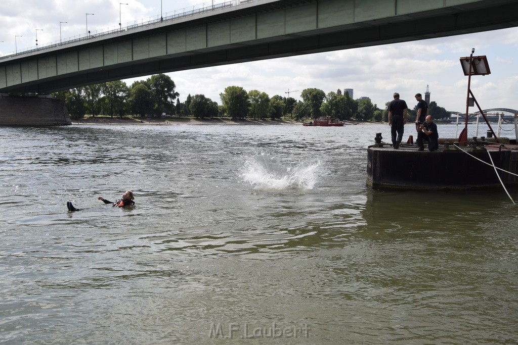 Uebung BF Taucher und Presse Koeln Zoobruecke Rhein P280.JPG - Miklos Laubert